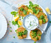 Zucchini-Erbsen-Fritter mit Zitrone und Minz-Joghurt-Dip