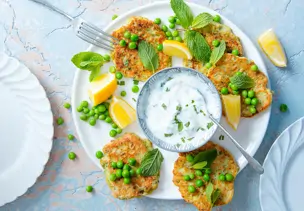 Zucchini-Erbsen-Fritter mit Zitrone und Minz-Joghurt-Dip