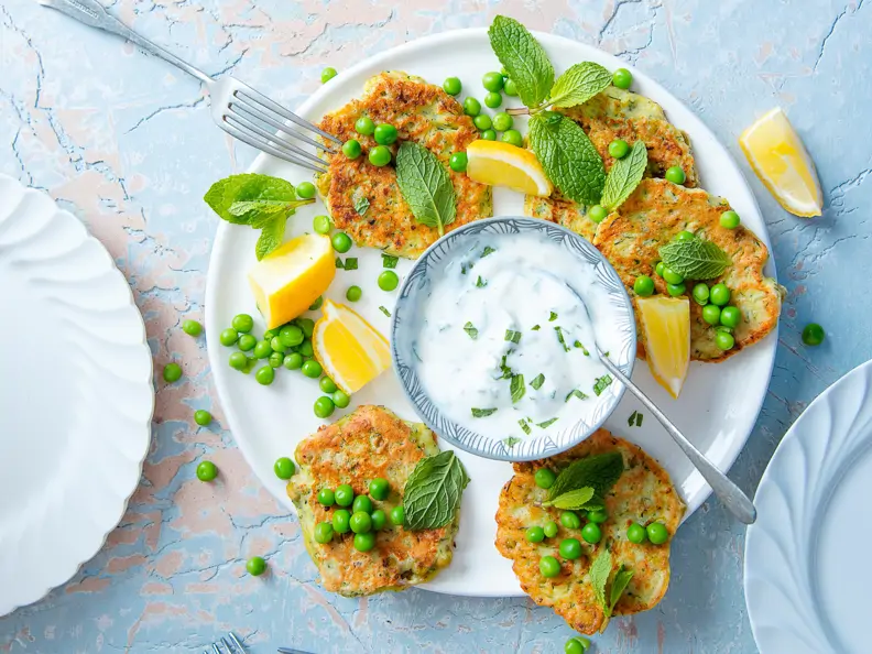 Zucchini-Erbsen-Fritter mit Zitrone und Minz-Joghurt-Dip