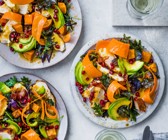 Bunter Salat mit Hähnchenbrust und Miso-Dressing