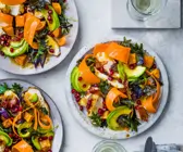 Bunter Salat mit Hähnchenbrust und Miso-Dressing