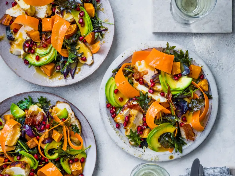 Bunter Salat mit Hähnchenbrust und Miso-Dressing