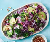 Brokkoli-Avocado-Salat mit geräuchertem Mandelreis