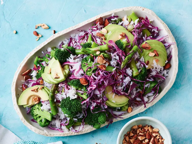 Brokkoli-Avocado-Salat mit geräuchertem Mandelreis