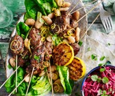 Lammspieße mit weißen Bohnen und Rote-Bete-Creme