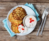 Zucchini-Pancakes mit Paprika-Joghurt-Dip
