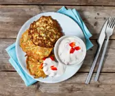 Zucchini-Pancakes mit Paprika-Joghurt-Dip