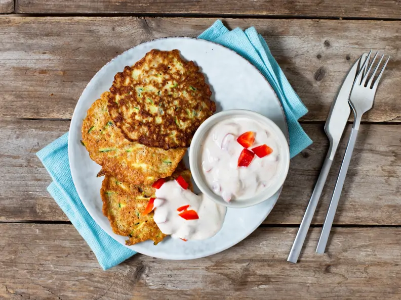 Zucchini-Pancakes mit Paprika-Joghurt-Dip