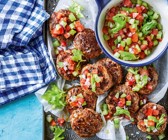Frikadellen mit Sellerie-Tomaten-Salsa