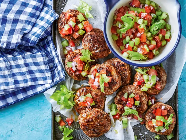 Frikadellen mit Sellerie-Tomaten-Salsa