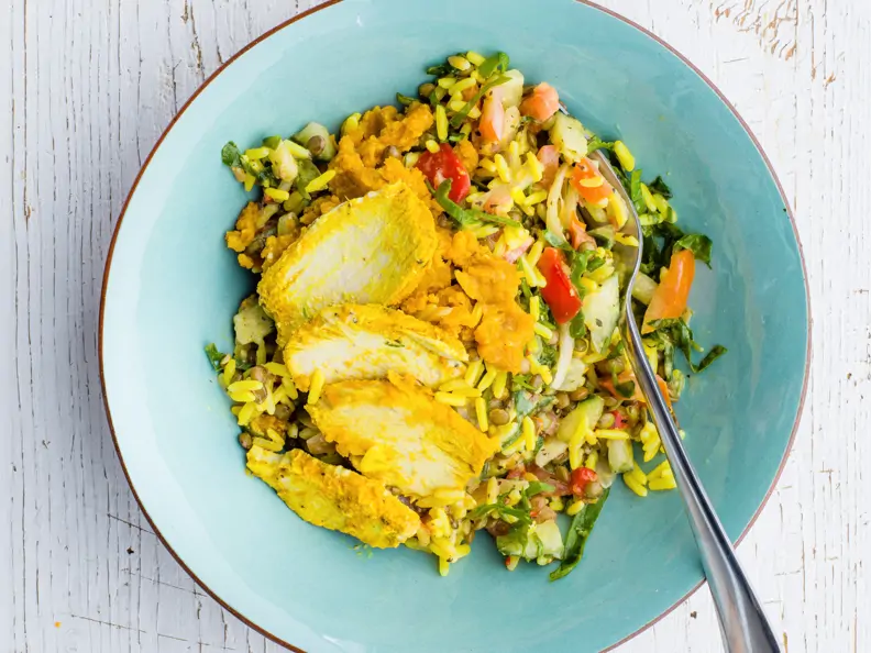 Salat-Bowl mit Kurkuma-Hähnchen