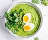 Grüne Smoothie-Bowl mit Ei