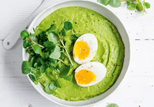 Grüne Smoothie-Bowl mit Ei