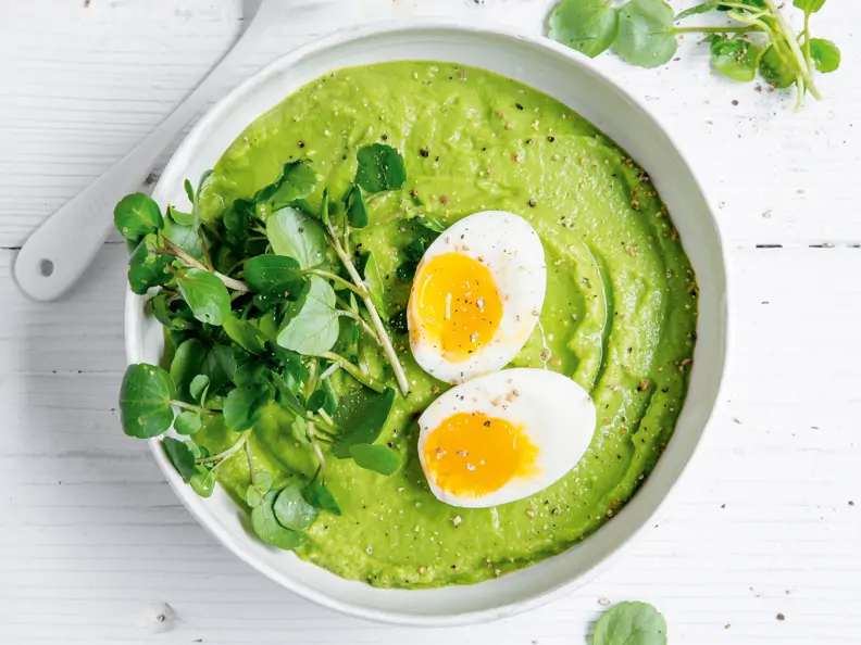 Grüne Smoothie-Bowl mit Ei