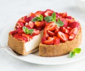 Veganer Erdbeer-Cheesecake mit Knusperboden
