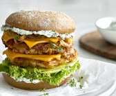 Veganer Rösti-Cheeseburger mit Kräuterquark