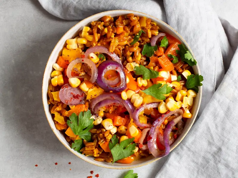 Herbstliche Bowl mit Kurkumadinkel