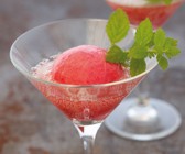 Erdbeer-Melissensorbet im Rosé-Sekt
