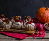 Kürbis-Haselnuss-Cupcakes mit Zwetschgen