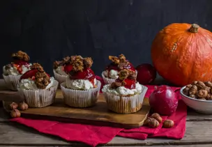 Kürbis-Haselnuss-Cupcakes mit Zwetschgen