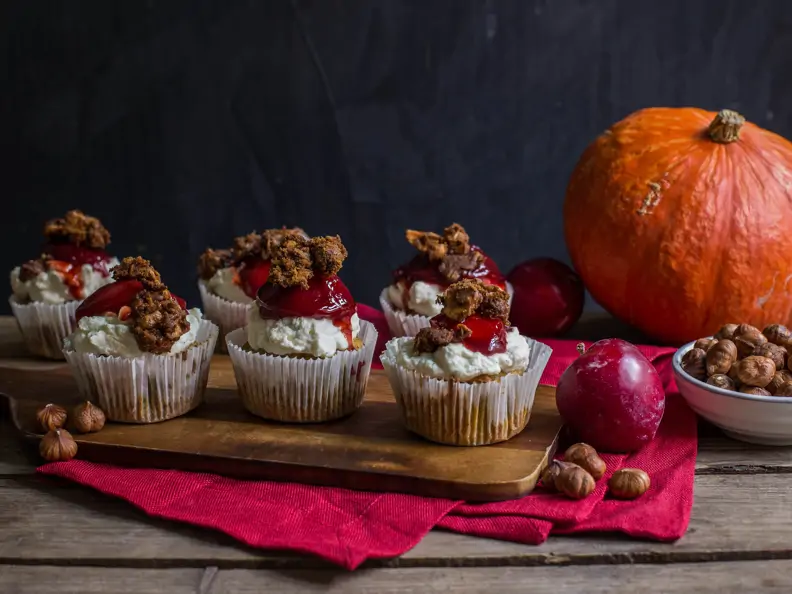 Kürbis-Haselnuss-Cupcakes mit Zwetschgen
