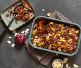 Schoko-Crumble mit Mango und Pflaumen