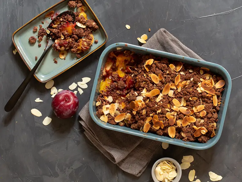 Schoko-Crumble mit Mango und Pflaumen