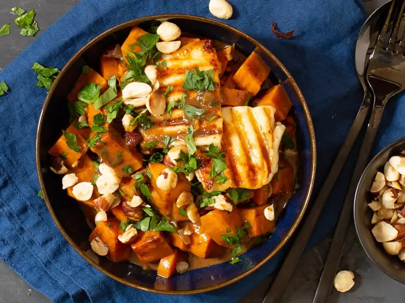 Süßkartoffelragout mit Schokolade und Halloumi