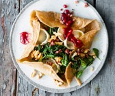 Buchweizen-Galette mit Spinat, Ziegenkäse und Walnüssen