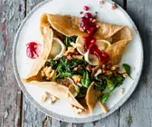Buchweizen-Galette mit Spinat, Ziegenkäse und Walnüssen