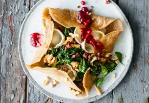 Buchweizen-Galette mit Spinat, Ziegenkäse und Walnüssen