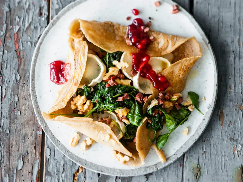 Buchweizen-Galette mit Spinat, Ziegenkäse und Walnüssen