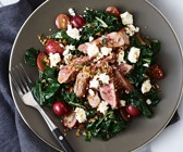 Lamm auf warmem Mangoldsalat mit Trauben