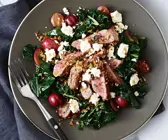 Lamm auf warmem Mangoldsalat mit Trauben