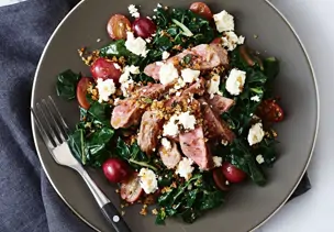 Lamm auf warmem Mangoldsalat mit Trauben