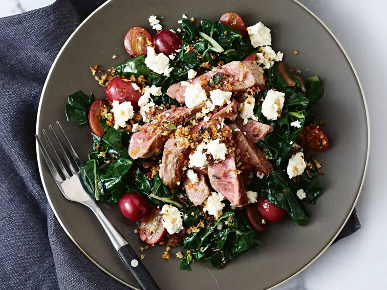 Lamm auf warmem Mangoldsalat mit Trauben