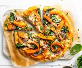 Kürbis-Pizza mit Spinat