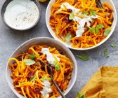 Kürbis-Pasta mit Cranberrys und Käse-Dip