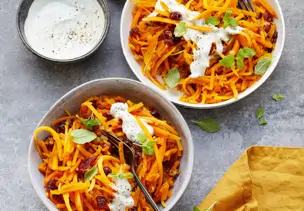 Kürbis-Pasta mit Cranberrys und Käse-Dip