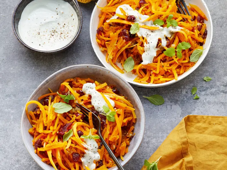Kürbis-Pasta mit Cranberrys und Käse-Dip