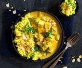 Kohlrabi-Mango-Curry mit Paneer und Kurkuma-Mandel-Reis