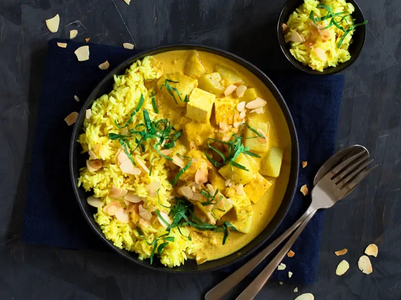 Kohlrabi-Mango-Curry mit Paneer und Kurkuma-Mandel-Reis