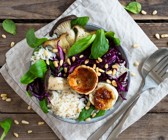 Reis-Bowl mit Rotkohlsalat, Feldsalat, Kräuterseitlingen und gebackenem Ziegenkäse