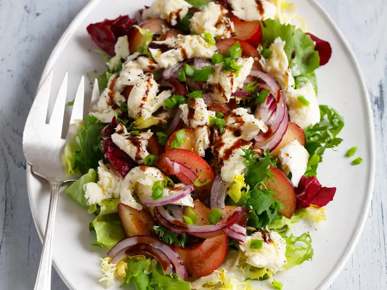 Salat mit Pflaumen und Büffelmozzarella