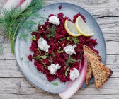 Rote-Bete-Tatar mit lila Chicorée und Frischkäse