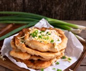 Lángos mit Knoblauch und Käse