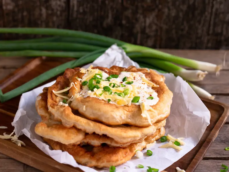 Lángos mit Knoblauch und Käse