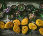 Vegane Beflügel-Nuggets mit marinierten Thymian-Zwiebeln