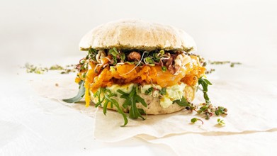 Mit dem Rucola-Walnuss Pesto ist dieser Burger ein echter Genuss!
