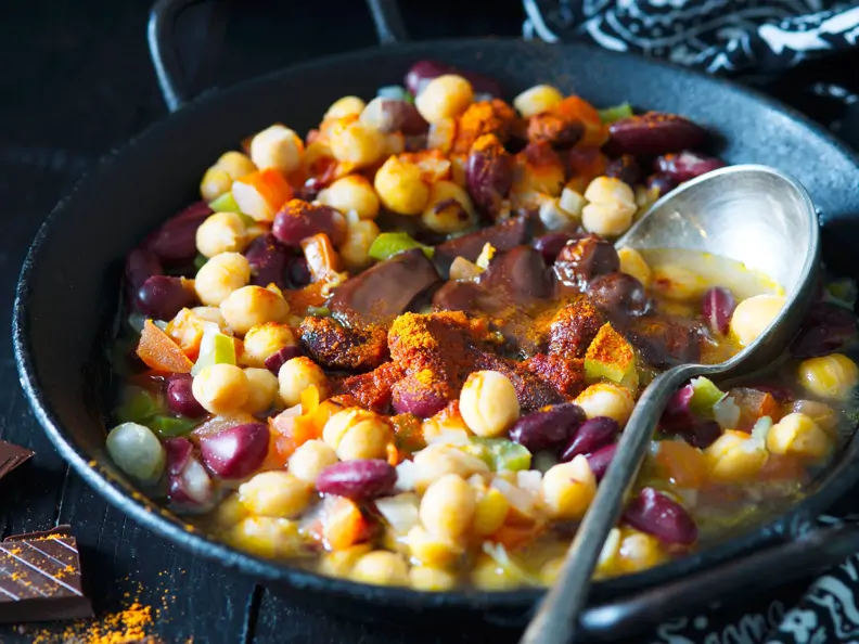 Kichererbsen-Bohnen-Pfanne mit Schokolade